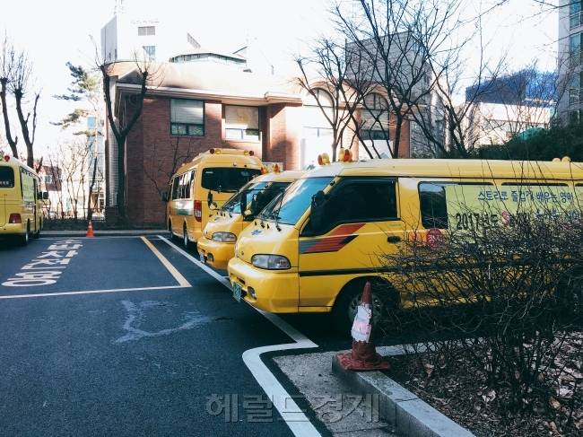 [세림이법 시행 이후 전체 노란색으로 도색한 학원ㆍ어린이집 차량의 모습. 김유진 기자/kacew@heraldcorp.com]