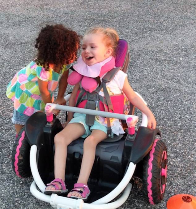 루비에게 기운을 북돋아주고 있는 애비.