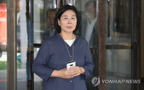 '선거법 위반' 최민희 전 의원 피선거권 박탈 (서울=연합뉴스) 김주성 기자 = 20대 총선을 앞두고 허위사실을 유포한 혐의로 항소심에서 벌금 150만원을 선고받은 더불어민주당 최민희 전 의원이 26일 서울 서초구 대법원에서 상고심을 마친 뒤 법정에서 나오고 있다. 최 전 의원은 벌금 150만원의 원심이 확정됨에 따라 5년간 선거에 출마하지 못한다. 현행 선거법은 벌금 100만원 이상의 형을 선고받으면 피선거권을 박탈한다.       utzza@yna.co.kr