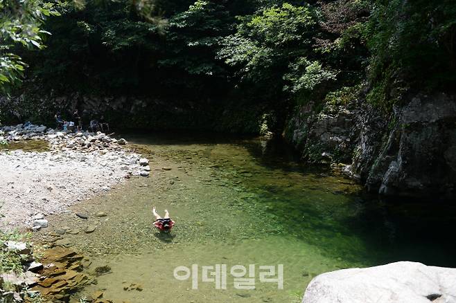 강원도 횡성에서 가장 오지에 속하는 곳인 갑천면에 자리한 병지방계곡은 어답산·태의산·발교산 등 높은 산봉우리에 둘러싸여 있어 한여름에도 찾는 이가 거의 없다.
