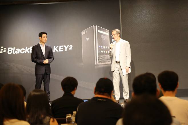 알란 르준 블랙베리 모바일 글로벌 대표(오른쪽)와 신재식 블랙베리 모바일 코리아 대표가 27일 기자간담회에서 발표하고 있다. 블랙베리 제공