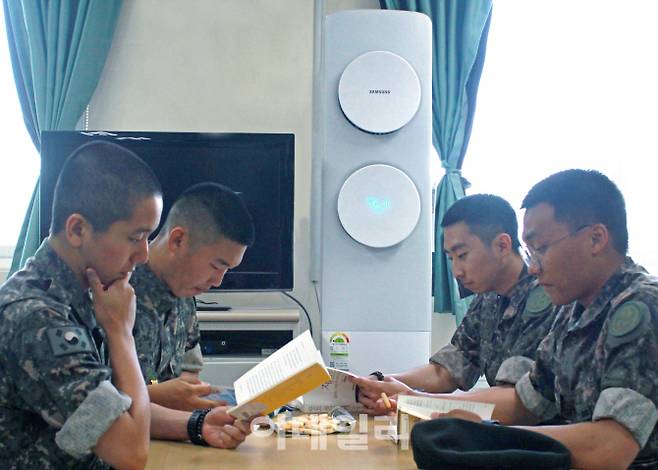 군 장병들이 에어컨이 설치된 생활관에서 책을 읽고 있다. [사진=국방부]