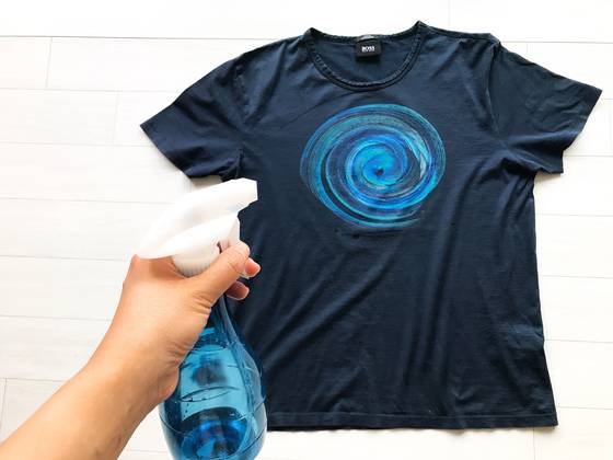 먹다 남은 소주를 분무기에 담아 티셔츠에 골고루 뿌린다.