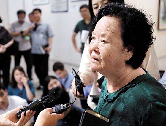 고 조중필씨의 모친 이복수씨가 26일 선고공판을 마친 뒤 취재진과 인터뷰하고 있다. [연합뉴스]