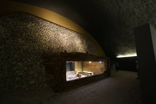 경주 천마총. 목곽 위로 거대한 돌무지가 보인다.