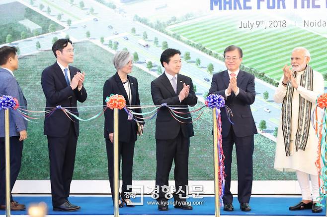 문재인 대통령이 7월 9일 열린 인도 노이다시 삼성전자 제2공장 준공식에서 참석자들과 테이프 커팅을 준비하고 있다. 왼쪽부터 이재용 삼성전자 부회장, 강경화 외교부 장관, 홍종학 중소벤처기업부 장관, 문 대통령, 모디 총리. / 연합뉴스
