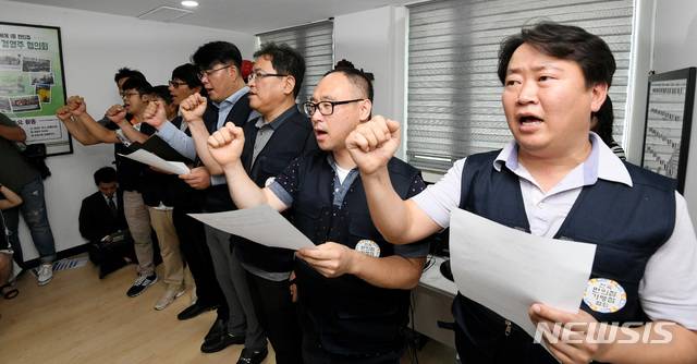 【서울=뉴시스】김진아 기자 = 내년도 최저임금 인상안에 반발하고 있는 전국편의점가맹점협회가 16일 서울 성북구 전국편의점가맹점협회 사무실에서 전체회의를 하기 전 구호를 외치고 있다.이날 회의에서는 월 1회 공동휴업과 심야할증 도입, 종량제 봉투와 교통카드 충전 등에 대한 카드 결제 거부 등의 방안이 논의될 예정이다. 2018.07.16. photo@newsis.com