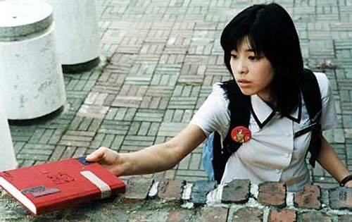 '여고괴담 두번째 이야기'는 민아(김규리 분)가 효신(박예진 분)과 시은(이영진 분)의 교환일기장을 수돗가에서 발견하면서 시작된다.