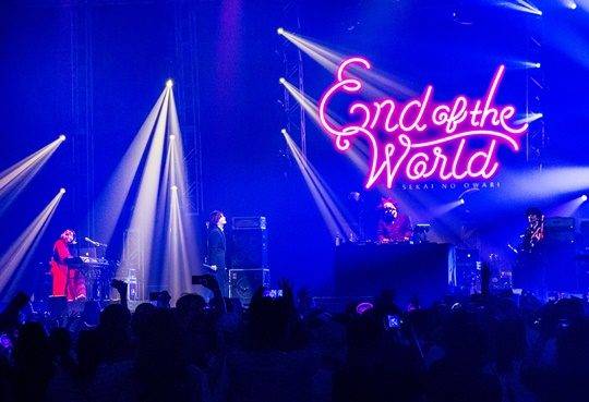 지난 29일 서울 올림픽공원 SK올림픽핸드볼경기장에서 공연한 일본 밴드 세카이노 오와리의 사오리(왼쪽부터), 후카세, DJ러브, 나카진. / 사진제공=라이브네이션코리아(JOOYOUNG REY)