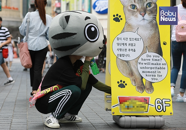 "폭염에 물 마시는 인형탈 알바생" 최대성 기자 ⓒ베이비뉴스