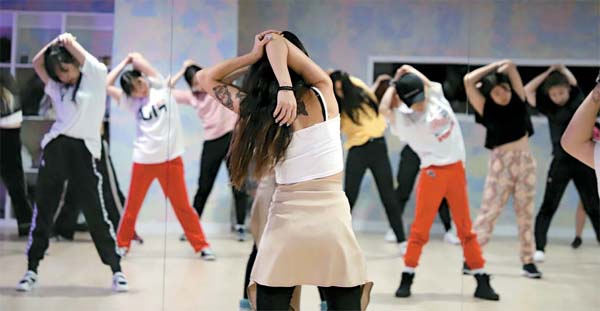 K팝 교육 아카데미 `스테이지631`에서 연습생들이 K팝 안무를 배우기에 앞서 스트레칭을 하고 있다. [사진 제공 = 스테이지631]
