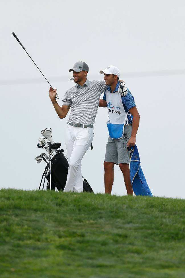 작년 엘리 메이 클래식에서 캐디와 이야기 하고 있는 커리 [Lachlan Cunningham - Getty Images]