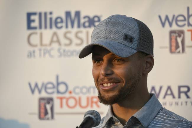 작년 엘리 메이 클래식에 참가하여 기자들의 질문에 답하는 커리 [Ryan Young - PGA TOUR]