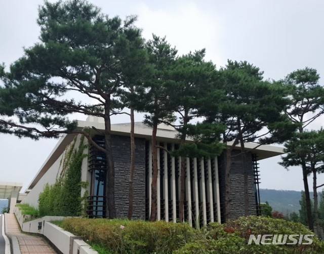 【양주=뉴시스】배성윤 기자 = 레이크우드 컨트리클럽(CC) 실소유주 L(68)씨가 골프장 그늘집(홀 시작 전이나 중간중간에 간단한 식사와 음료를 제공하는 곳)에서 제공되는 콩국수의 면발이 굵다고 관계자들을 질책한 이후, 그늘집에서 근무하던 조리원이 갑자기 그만두게 되면서 갑질 논란이 커지고 있다. 사진은 레이크우드CC 클럽하우스 외경 모습. 2018.07.31. shinybae@newsis.com