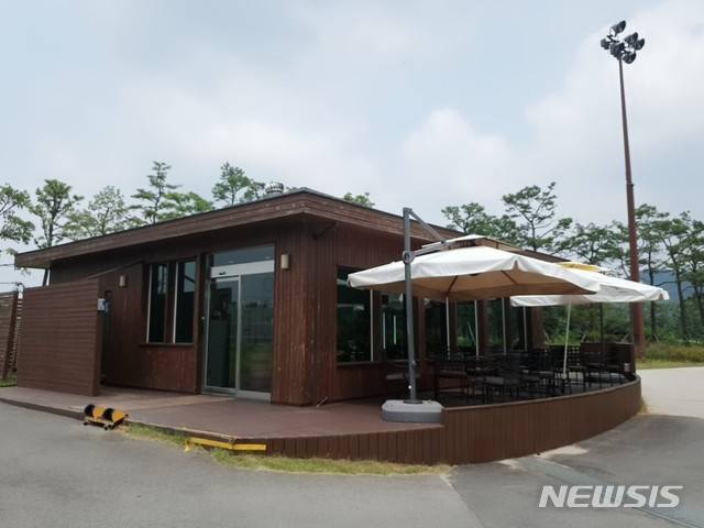 【양주=뉴시스】배성윤 기자 = 레이크우드 컨트리클럽(CC) 실소유주 L(68)씨가 골프장 그늘집(홀 시작 전이나 중간중간에 간단한 식사와 음료를 제공하는 곳)에서 제공되는 콩국수의 면발이 굵다고 관계자들을 질책한 이후, 그늘집에서 근무하던 조리원이 갑자기 그만두게 되면서 갑질 논란이 커지고 있다. 사진은 L씨가 콩국수 면발이 굵다고 지적한 그늘집. 2018.07.31. shinybae@newsis.com