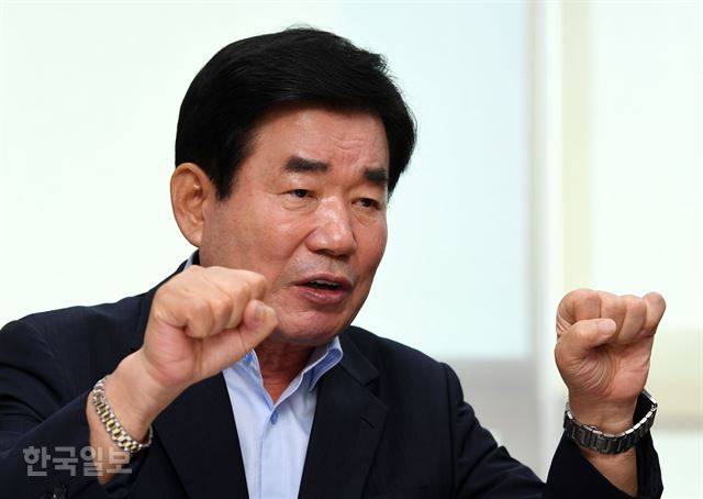 더불어민주당 당권주자인 김진표 의원이 31일 국회 의원회관에서 진행된 한국일보와 인터뷰에서 민주당을 경제문제에 무한책임을 지는 여당으로 탈바꿈시키겠다는 포부를 밝히고 있다. 홍인기 기자