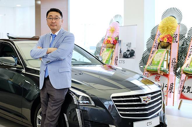 캐딜락 제주전시장에서 새로운 사업에 나선 현승철 레인보우모빌리티 대표를 만났다.