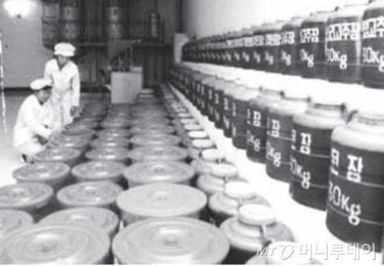 북한의 한 기초식품공장. /사진=통일부