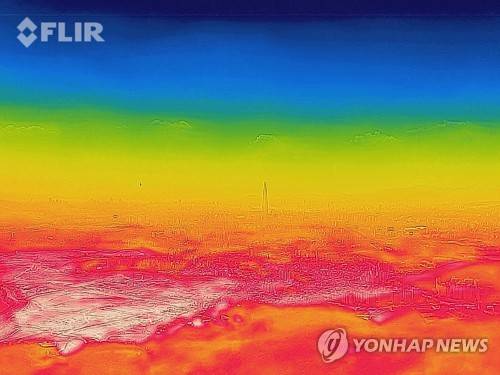 [최악폭염] 역대급 폭염에 붉게 타들어간 서울 (경기광주=연합뉴스) 김도훈 기자 = 1907년 기상관측 이래 역대 최고 기온을 기록한 1일 오후 경기도 광주시 남한산성에서 열화상 카메라로 촬영한 서울과 경기도 일대가 붉게 표시되고 있다.       온도가 높을수록 붉게 낮을수록 푸르게 표시된다. 2018.8.1      superdoo82@yna.co.kr