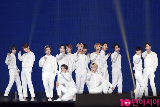 그룹 14U가 2일 오후 서울 구로구 고척스카이돔에서 열린 ‘2018 코리아 뮤직 페스티벌’ 행사에 참석해 멋진 무대를 펼치고 있다.