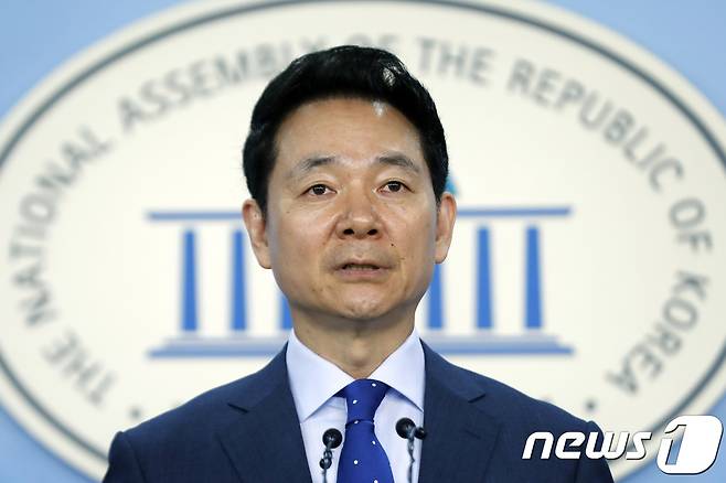 장성민 전 의원이 지난 달 23일 오전 서울 여의도 국회 정론관에서 바른미래당 전당대회 당 대표 경선 출마를 선언하고 있다. 2018.7.23/뉴스1 © News1 안은나 기자