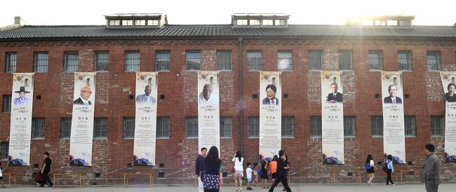 A wall of a building at Seodaemun Prison has banners illuminating the lives of Korea's independence and freedom fighters. (Seodaemun District Office)