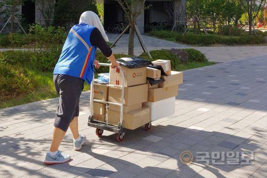 CJ대한통운 소속 택배기사 A씨가 38도가 넘나드는 무더운 날씨인 1일 '택배대란'이 있었던 다산신도시의 한 아파트에서 물품을 손수레로 배달하고 있다.