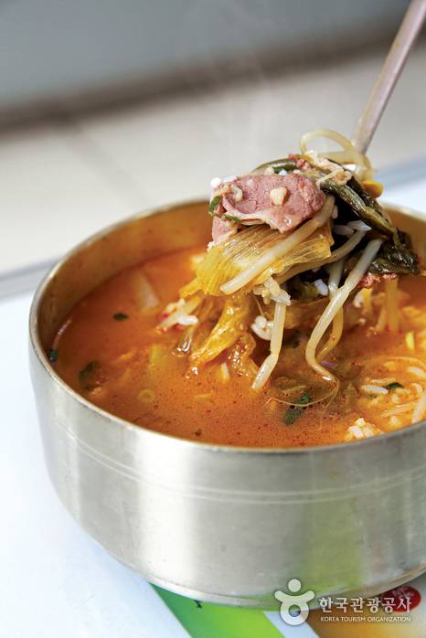 서울 만남의광장 휴게소 '말죽거리 소고기국밥'. /사진=한국관광공사 제공