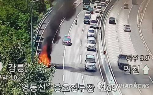 '불타는 차' BMW 520d 승용차에서 또 불 (원주=연합뉴스) 2일 오전 11시 47분 강원도 원주시 부론면 흥호리 영동고속도로 강릉방면 104㎞ 지점에서 리콜(시정명령) 조치에 들어간 차종과 같은 모델인 BMW 520d 승용차에서 또 불이 났다. 사진은 고속도로순찰대 상황실 모니터 화면에 포착된 승용차 화재 장면.  [강원경찰청 고속도로순찰대 제공]    jlee@yna.co.kr