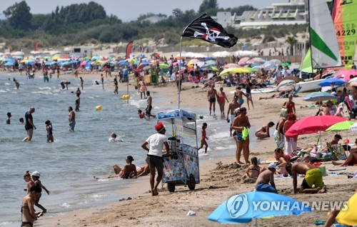 피서객들로 붐비는 프랑스의 라그란드모뜨 해변 [AFP=연합뉴스]