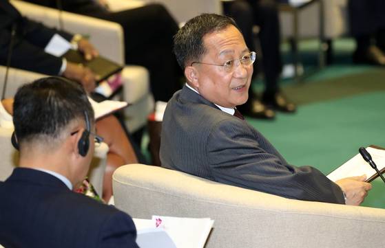 이용호 북한 외무상이 4일 오후(현지시간) 싱가포르 엑스포 컨벤션센터에서 열린 아세안지역안보포럼(ARF) 외교장관회의에서 관계자와 대화하고 있다. [뉴스1]