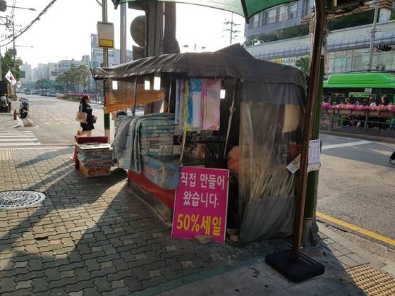 노점에서 이불을 판매하는 이모씨는 "그동안 단속에 여러 차례 걸려 수백 만원의 과태료를 물어왔다"면서 "허가증을 받고 떳떳하게 장사할 것이다"고 말했다. 임선영 기자