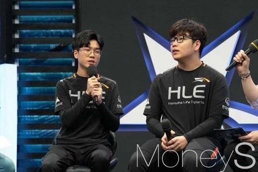 윤성환(왼쪽), 김태훈 프로게이머 선수. /사진=한화생명e스포츠팀 제공