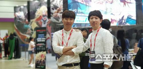 전직 프로게이머에서 게임 개발사 대표로 변신한 박지훈(오른쪽) 대표와 개발자로 새로운 출발을 한 이윤열(왼쪽)이 코믹콘 현장에 마련된 엔젤게임즈 부스에서 포즈를 취했다. &nbsp;김진욱 기자
