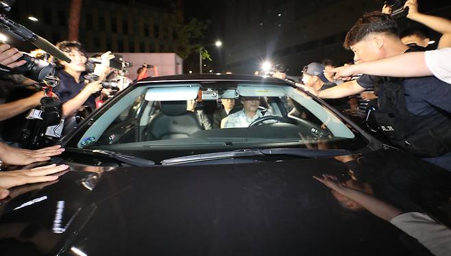 차량에 탑승한 김기춘