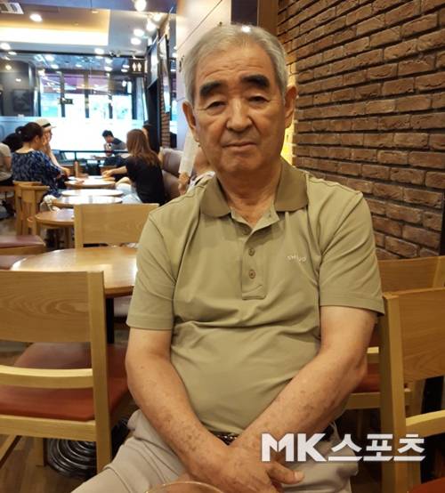 지난 3일 경기도 성남시 분당에서 MK스포츠와 인터뷰 중인 강병철 전 감독. 사진=안준철 기자