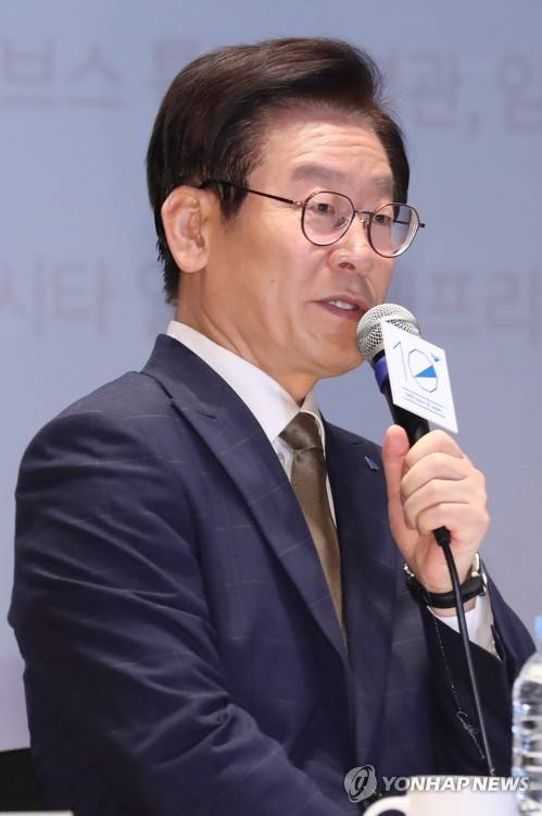 인사말하는 이재명 지사 (서울=연합뉴스) 강민지 기자 = 7일 오전 서울 종로구 서울역사박물관에서 열린 제10회 DMZ국제다큐영화제 공식 기자회견에서 조직위원장 자격으로 참석한 이재명 경기도지사가 인사말을 하고 있다. 2018.8.7  mjkang@yna.co.kr  (끝)