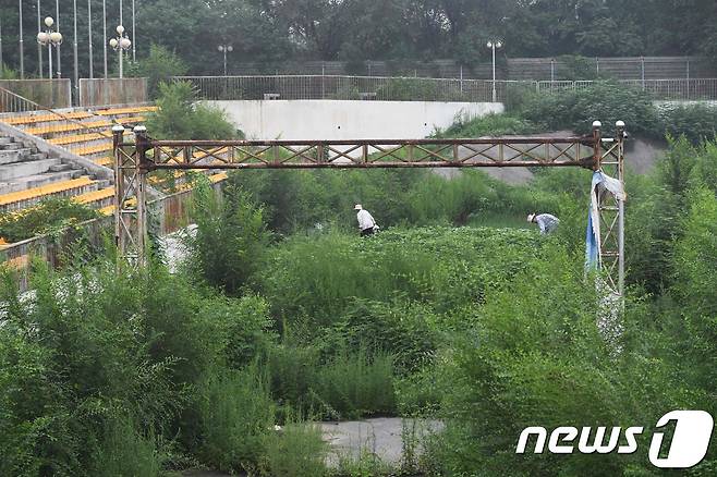 베이징 올림픽 자전거 경기장.  피니시 라인 부근이다.  인근 주민들이 농작물을 심어 자전거 경기장이 아니라 밭을 방불케 한다.  © AFP=뉴스1 © News1