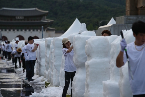 11일 광화문광장에서는 대형 눈 조각 작품을 선보인다. /서울시 제공