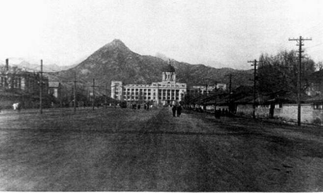 광화문이 헐린 뒤 일제 치하인 1927년에 들어선 조선총독부 건물. <한겨레> 자료 사진.