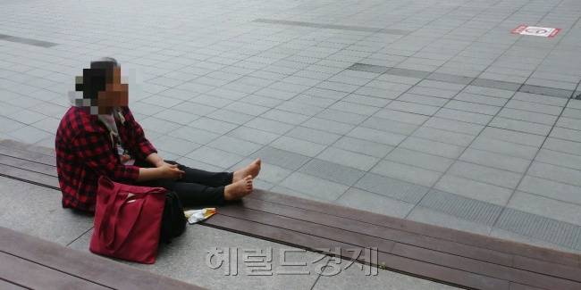 서울 영등포구 여의도역 근처에서 만난 50대 여성 노숙인. [박이담 기자/parkidam@heraldcorp.com]