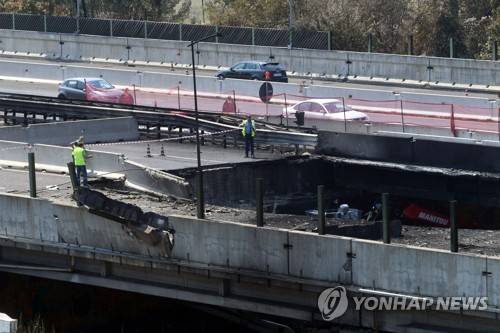 6일(현지시간) 이탈리아 북부 볼로냐의 고속도로에서 발생한 LGP차량 폭발 사고로 붕괴된 고가도로 [AFP=연합뉴스]