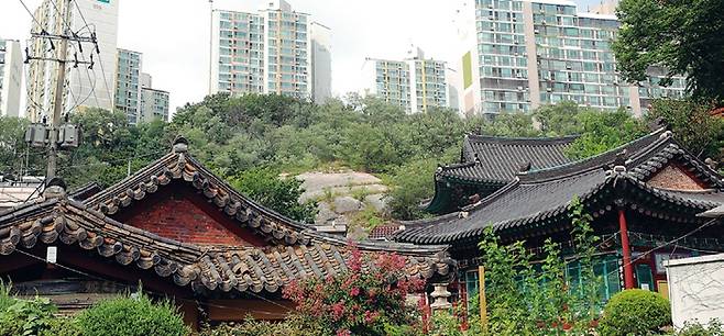 옥수동 달맞이봉 아래 신라 고찰 미타사가 주위 아파트단지에 포위된 채 고립된 모습이 안쓰럽다. 정용일 기자 yongil@hani.co.kr, 노주석 제공