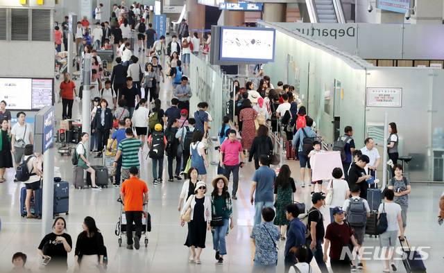 【인천공항=뉴시스】이영환 기자 = 휴가철인 7일 오전 인천국제공항 제1터미널 출국장이 휴가를 떠나는 여행객들로 붐비고 있다. 2018.08.07.  20hwan@newsis.com