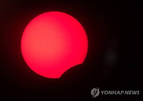 2016년 3월 9일 오전 서울 용산구 과학동아천문대에서 천체망원경을 통해 관측된 부분일식 [연합뉴스 자료 사진]