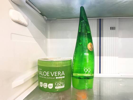 시중에서 판매하는 알로에 젤 제품들. 햇빛에 타거나 화상을 입은 부위에 바르기 전엔 반드시 냉장고에 넣어 차갑게 만들어야 효과가 있다. 윤경희 기자