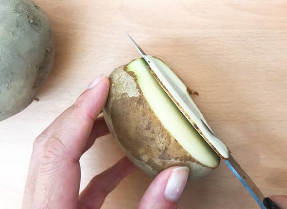 감자는 가능한 얇고 넙적하게 썬다.