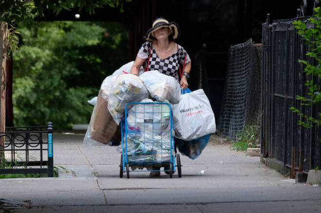 뉴욕에서 매일 쓰레기를 줍는 60대 재력가 여성