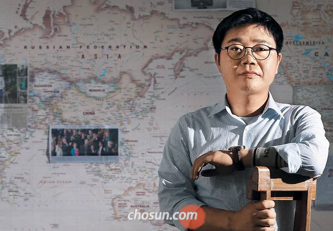 서울 영등포 사무실에서 만난 지성호 나우(NAUH) 대표. ‘고난의행군’ 때 사고로 왼쪽 다리와 팔을 잃은 그는 2006년 아버지가 만들어준 목발을 짚고 탈북했다. 지 대표는 “성한 팔과 다리로 북한 인권 운동을 한다”고 했다. / 이진한 기자