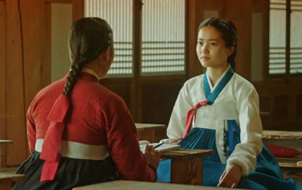 학당에서 영어를 배우는 고애신.